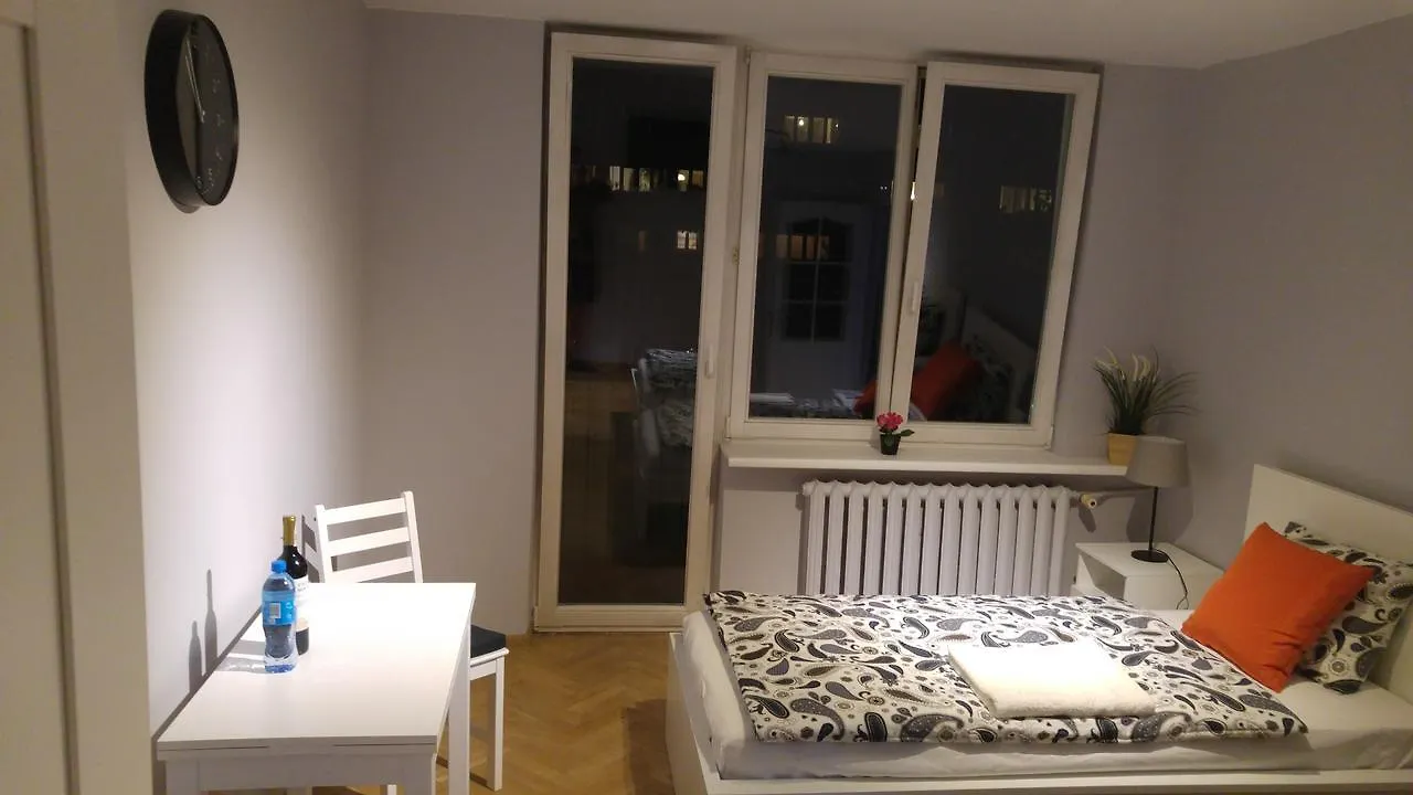 Hostel Rent0Nline Niepodleglosci Rooms Metro Warsaw